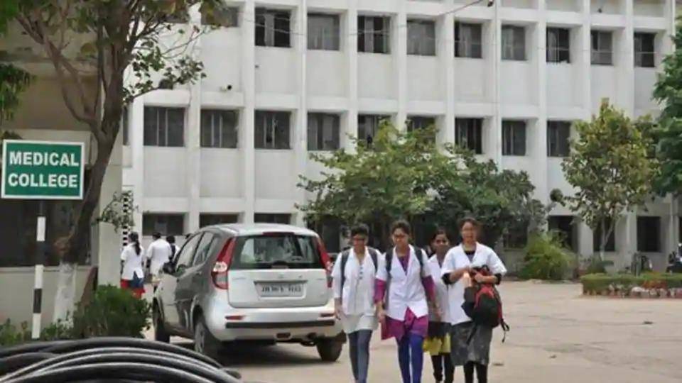 मेडिकल कॉलेजों का निर्माण कार्य 15 माह में पूर्ण करने के निर्देश