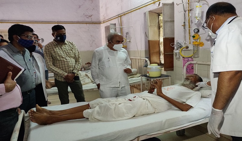 प्रभारी मंत्री सुखराम विश्नोई ने  जवाहिर चिकित्सालय का किया निरीक्षण